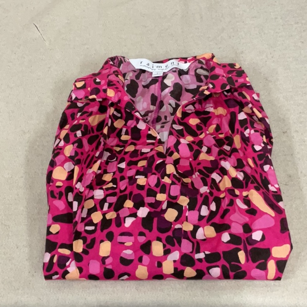 EUC Woman’s 3/4 sleeve raiment shirt 
Longer in the back, shorter in the front